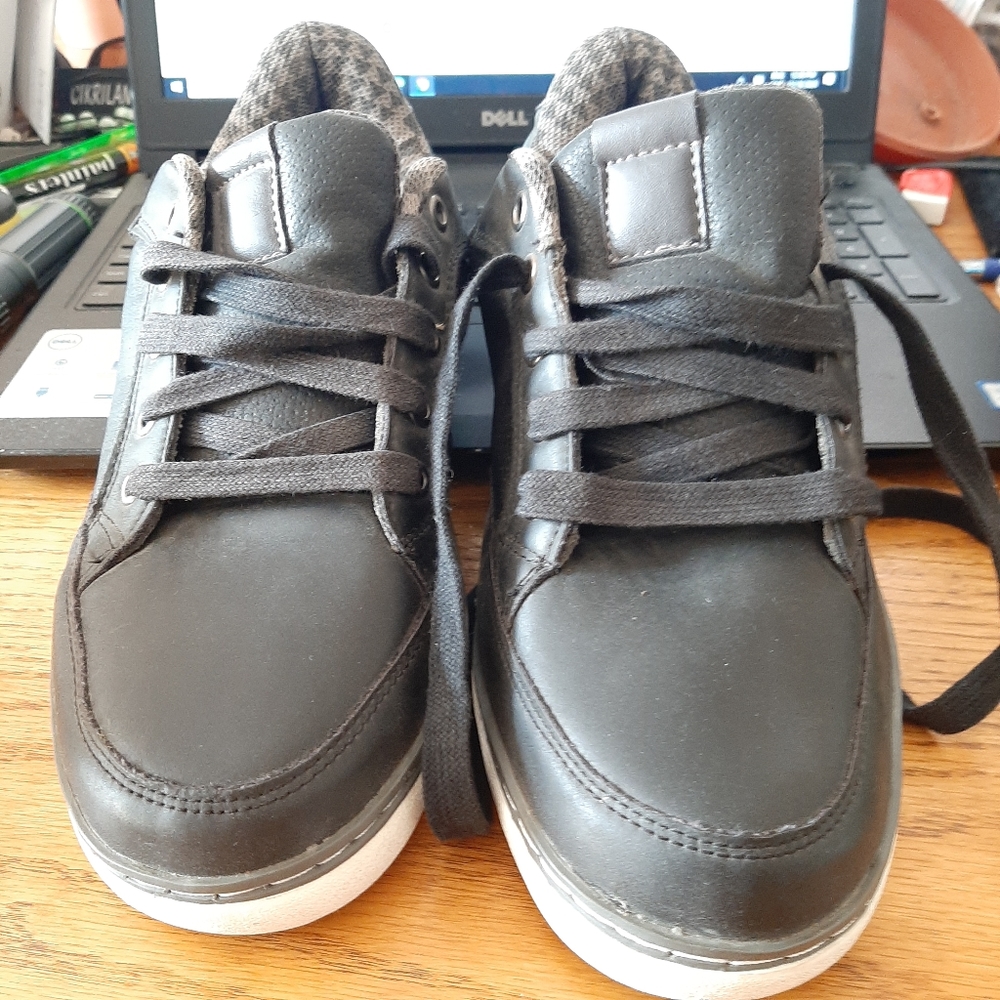Man's Shoes - Picture 8 of 8